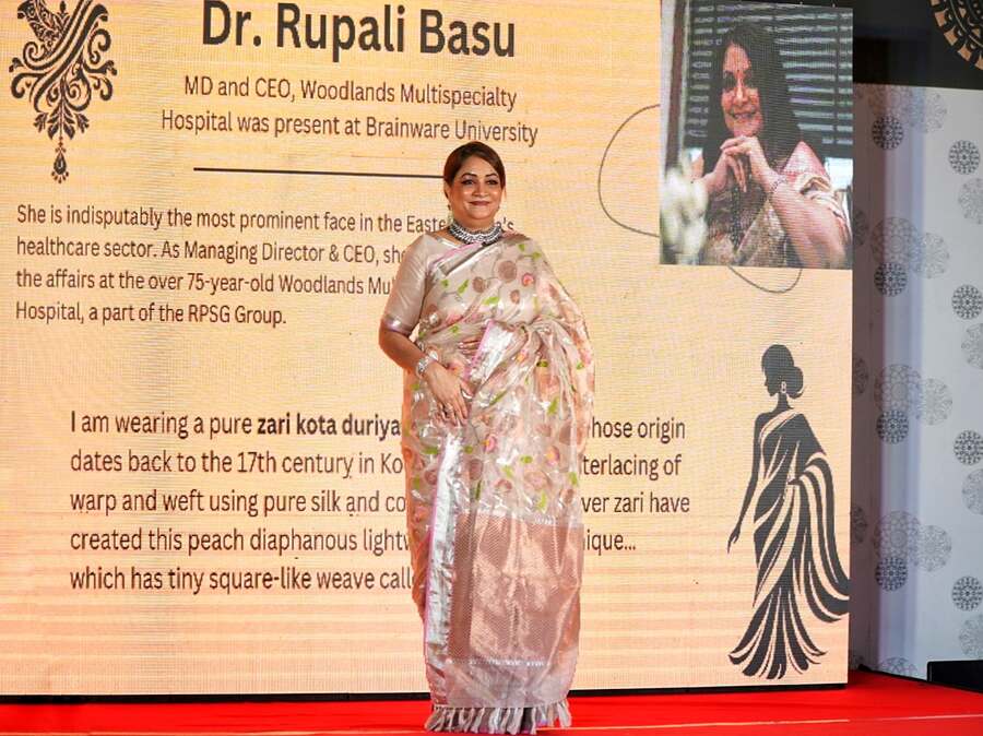 Dr Rupali Basu, director and CEO of Woodlands Hospital, also graced the programme with her dignified presence. She wore a gorgeous zari Kota doria handwoven sari 