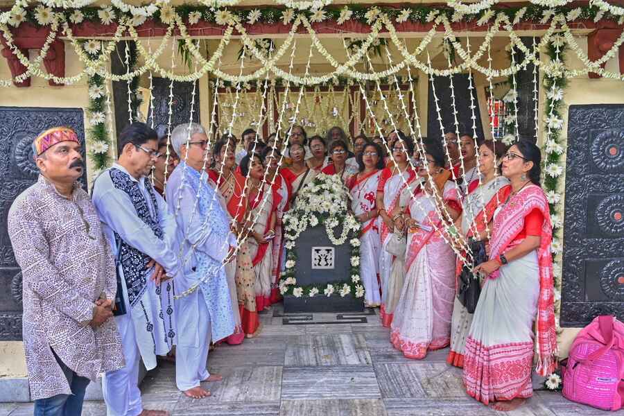 Former students of Rabindra Bharati University (RBU) pay tribute to Rabindranath Tagore at the Nimtala memorial function on Tagore’s 83rd death anniversary on Wednesday
