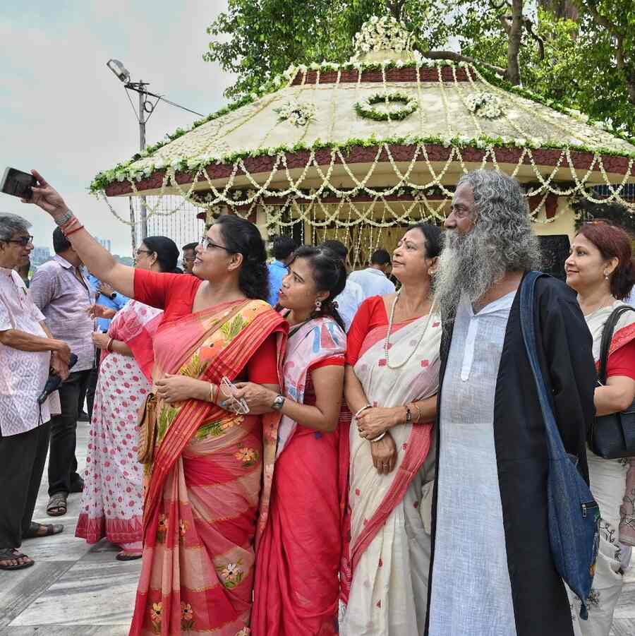 RBU passouts click a groupfie with a Tagore doppelganger at Nimtala