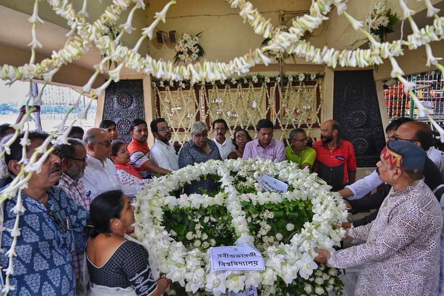RBU passouts place a giant wreath of white flowers at the Nimtala Ghat memorial