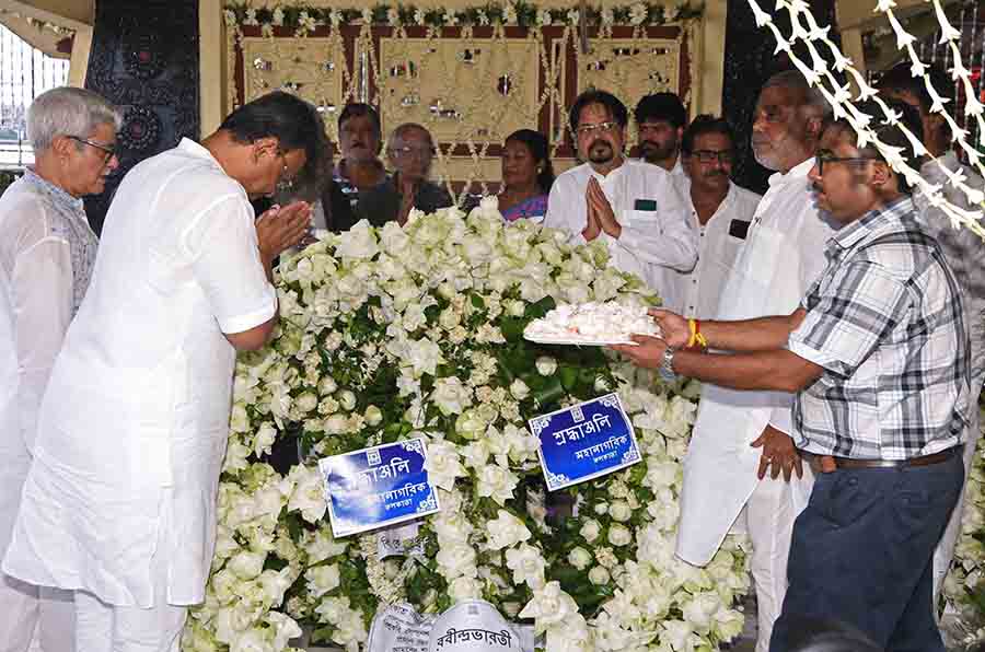 Mayor Firhad Hakim, along with mayor-in-council member Debasish Kumar, offers floral tributes at the memorial of Rabindranath Tagore at Nimtala Ghat
