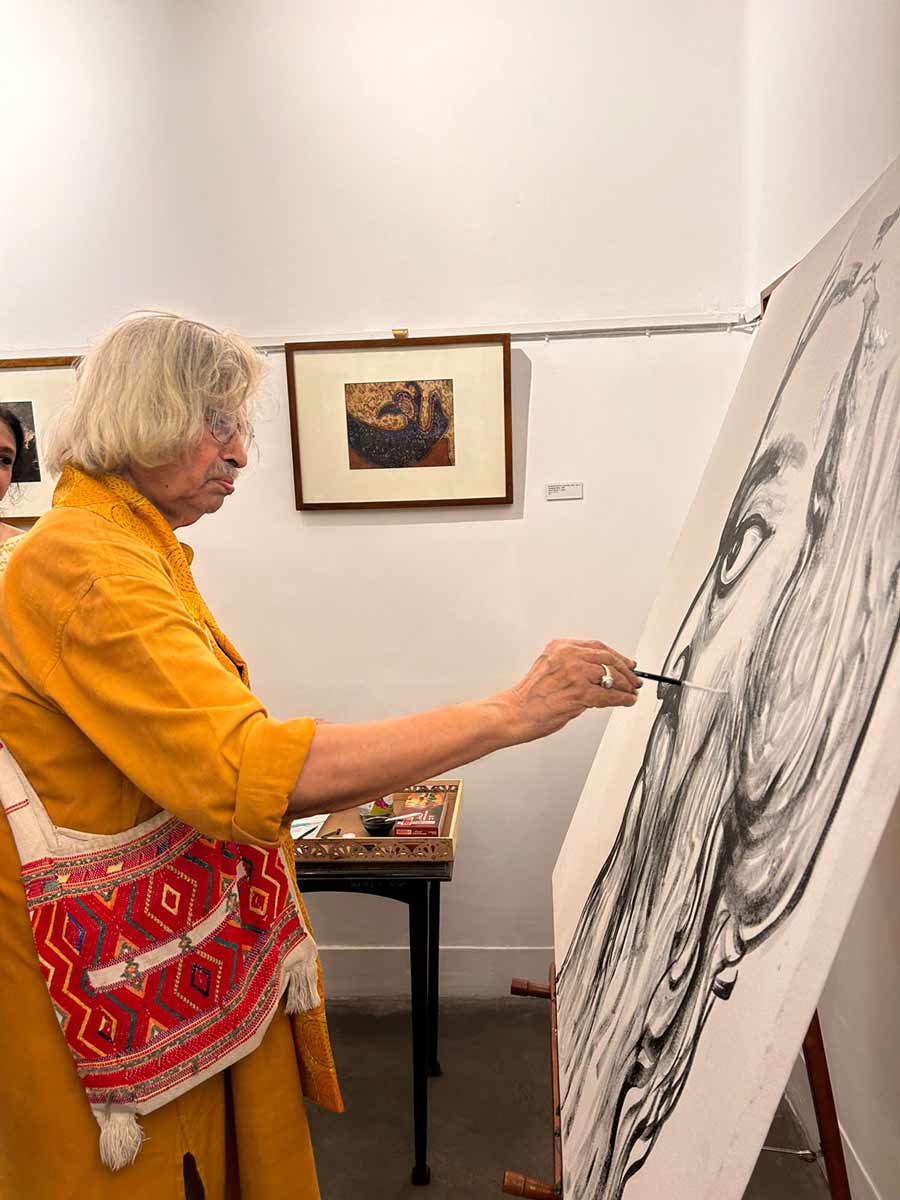 Painter Jogen Chowdhury's live sketch of Rabindranath Tagore at the reopening ceremony of The Rabindra Galleries at Academy of Fine Arts on Wednesday
