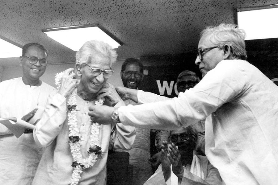 Buddhadeb Bhattacharya felicitating poet Arun Mitra on World Book Day at Paschimbanga Bangla Akademi. Annadasankar Ray also seen.