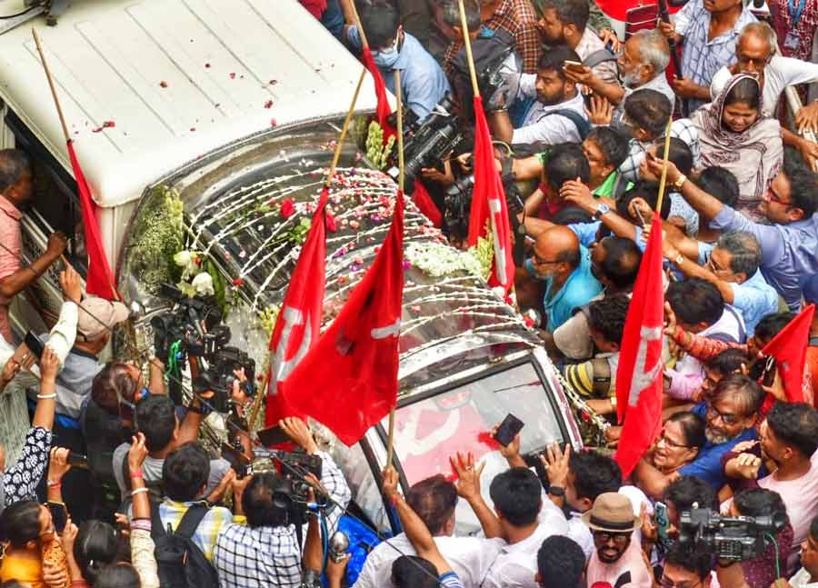 People pay last respects to former chief minister Buddhadeb Bhattacharjee on Thursday. He passed away at his Palm Avenue residence around 8.30am. Bhattacharjee was 80  