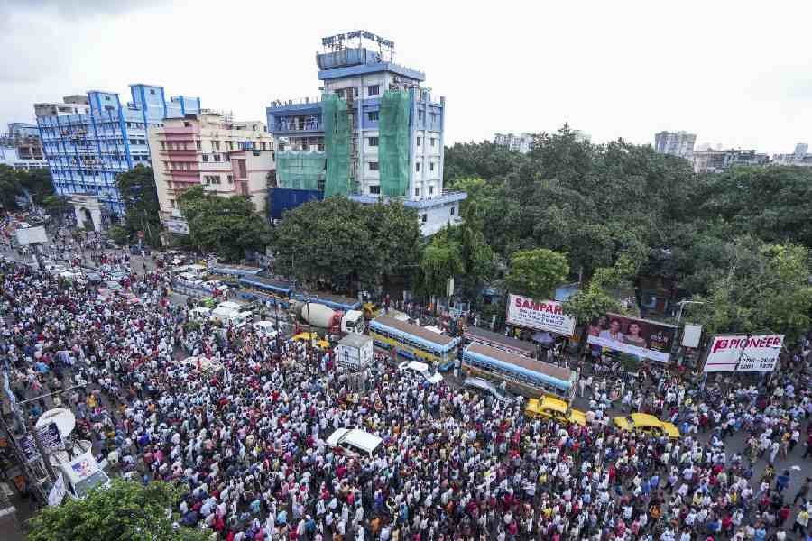 Crowd of supporters during the funeral procession of former Chief Minister Buddhadeb Bhattacharjee at the party heaquarters, in Calcutta, Friday, Aug. 9, 2024