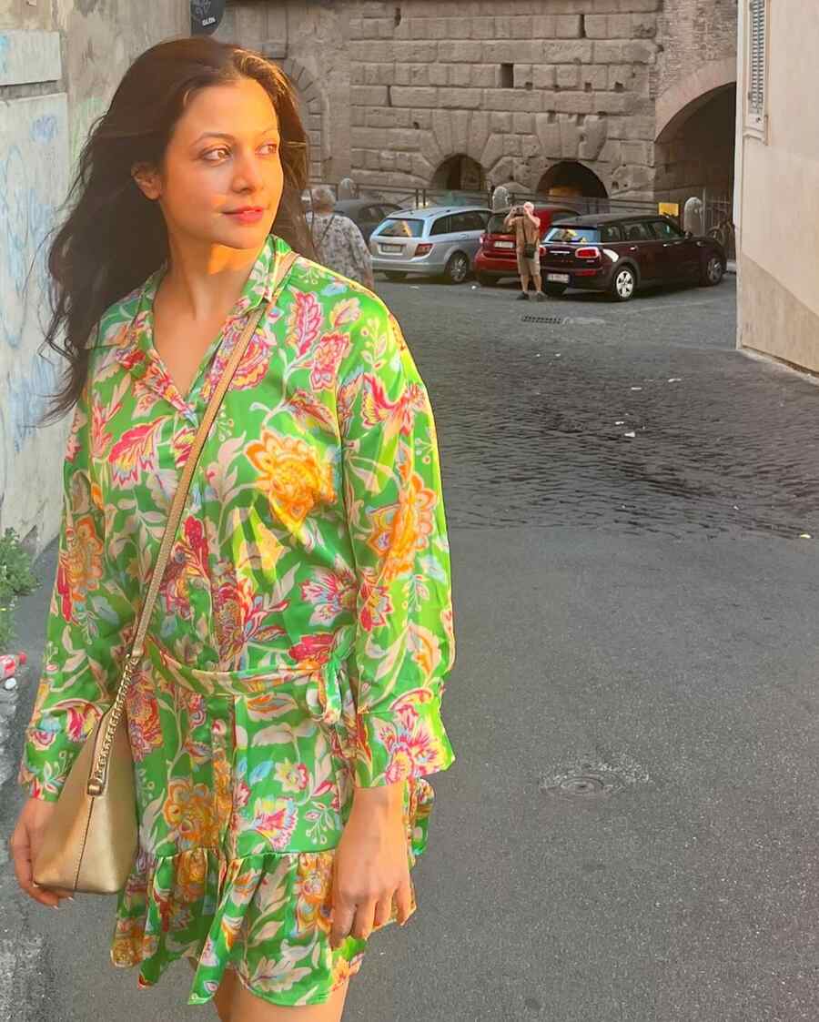 Koel, who has just wrapped the shooting of her upcoming film ‘Sharthopor’, often posts photos of her lookbooks on social media. Clearly a fan of dresses, Koel’s travel bag also has summer fits. The green, collared floral number with a tie-up on the side gives the outfit a definition, as well as makes it a quirky dress — best for day looks. The pop of colour and the frill at the bottom gives it the cuteness it needs