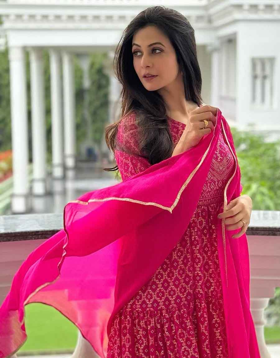 The glam girl next door — that’s what comes to mind when you see Koel in a salwar. An anarkali set in the shades of barbiecore or an anti-fit salwar-kameez paired with a dupatta of the same colour palette can brighten up a look in an instant. Koel’s pink ‘desi’ look is perfect for workdays, family functions or dinner dates, too — such is the allure of the simple, yet stylish look