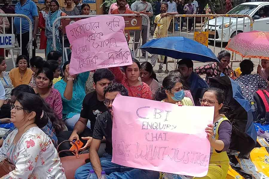Students demanding CBI enquiry into RG Kar case 