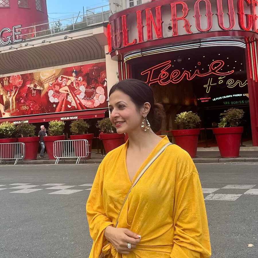 Koel’s yellow tie-up dress is another must-have in the wardrobe for summer-monsoon. The baggy sleeves and the body-hugging shape is a plus point of the dress. You can roll up the sleeves like Koel, too. Since it is a tie-up dress, you can adjust the tightness around your waist