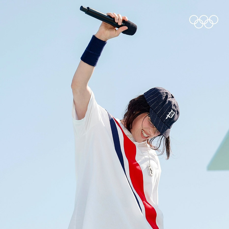 Billie Eilish captivated the audience in LA with a breezy rendition of ‘Birds of a Feather’, accompanied by her brother Finneas, bringing a taste of Los Angeles’ vibrant music scene to the event