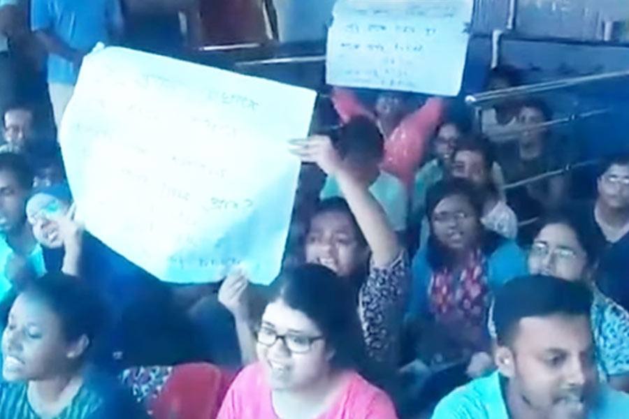 Students protest at Burdwan Medical College
