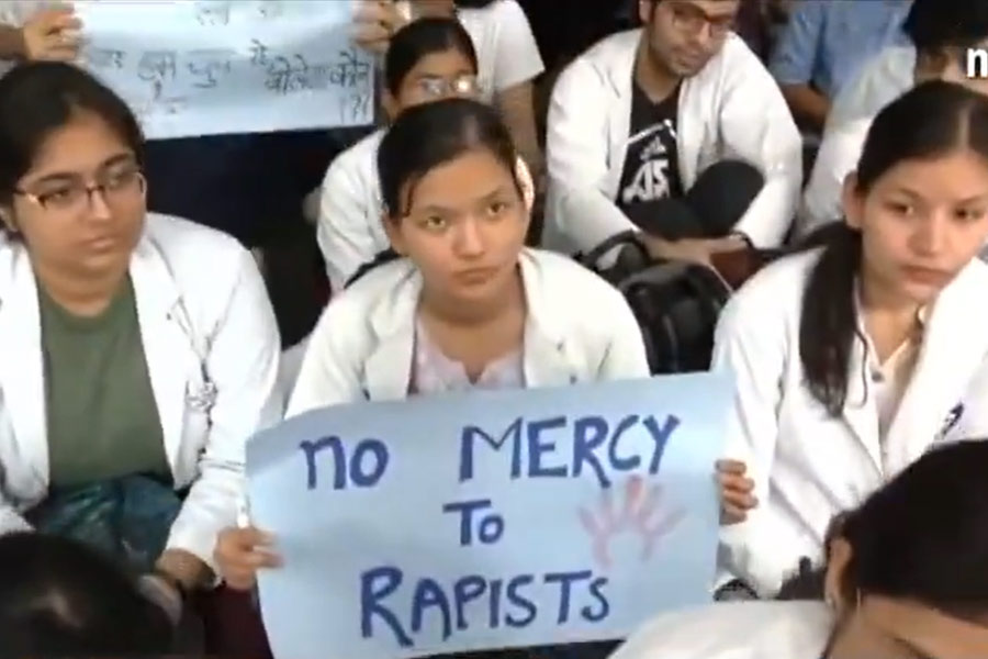Medical Students protest at AIIMS Delhi