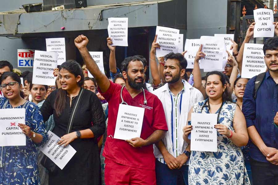 Doctors and medical students protest against the sexual assault and killing of a Calcutta based post-graduate trainee doctor, at Nair Hospital in Mumbai, Tuesday, Aug. 13, 2024