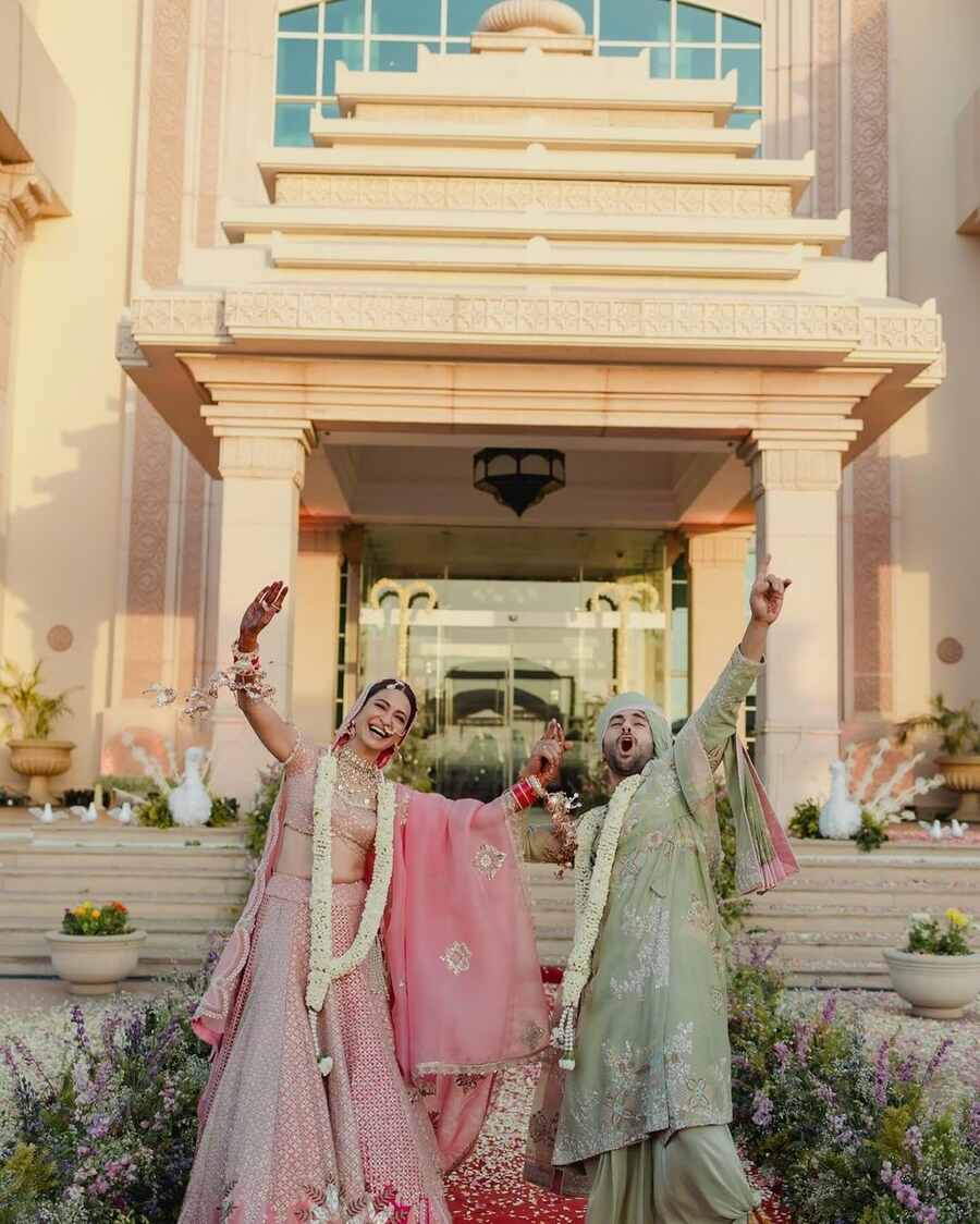 Kriti and Pulkit flung their arms around in joy while dancing energetically after their wedding. 