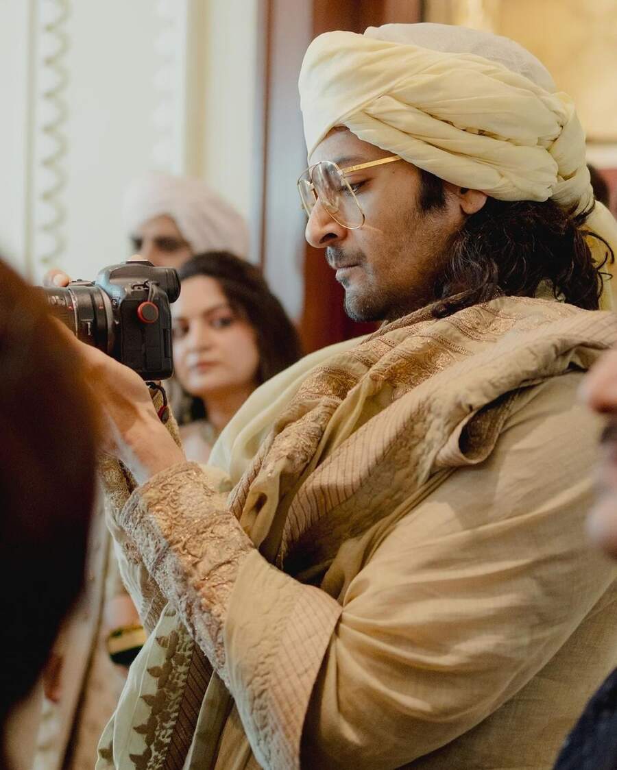 Sharing a picture of him trying to take a photo on his camera, Ali wrote, “Because everything eventually is about me na.. doston ke zariye.”