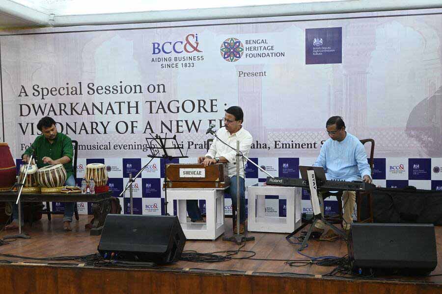 Prabuddha Raha, a veteran singer, closed out the programme by presenting a series of popular songs, accompanied by his percussionist Tutul and Surajit Das on the keyboard. The songs ranged from Rabindrasangeet like ‘Esho Shyamolo Sundaro’ to Bollywood classics like ‘Geet Gata Hoon Main’. The performance concluded with Salil Chowdhury’s ‘Dhitang Dhitang Bole’, as a tribute to the musician’s 100th birth anniversary next year