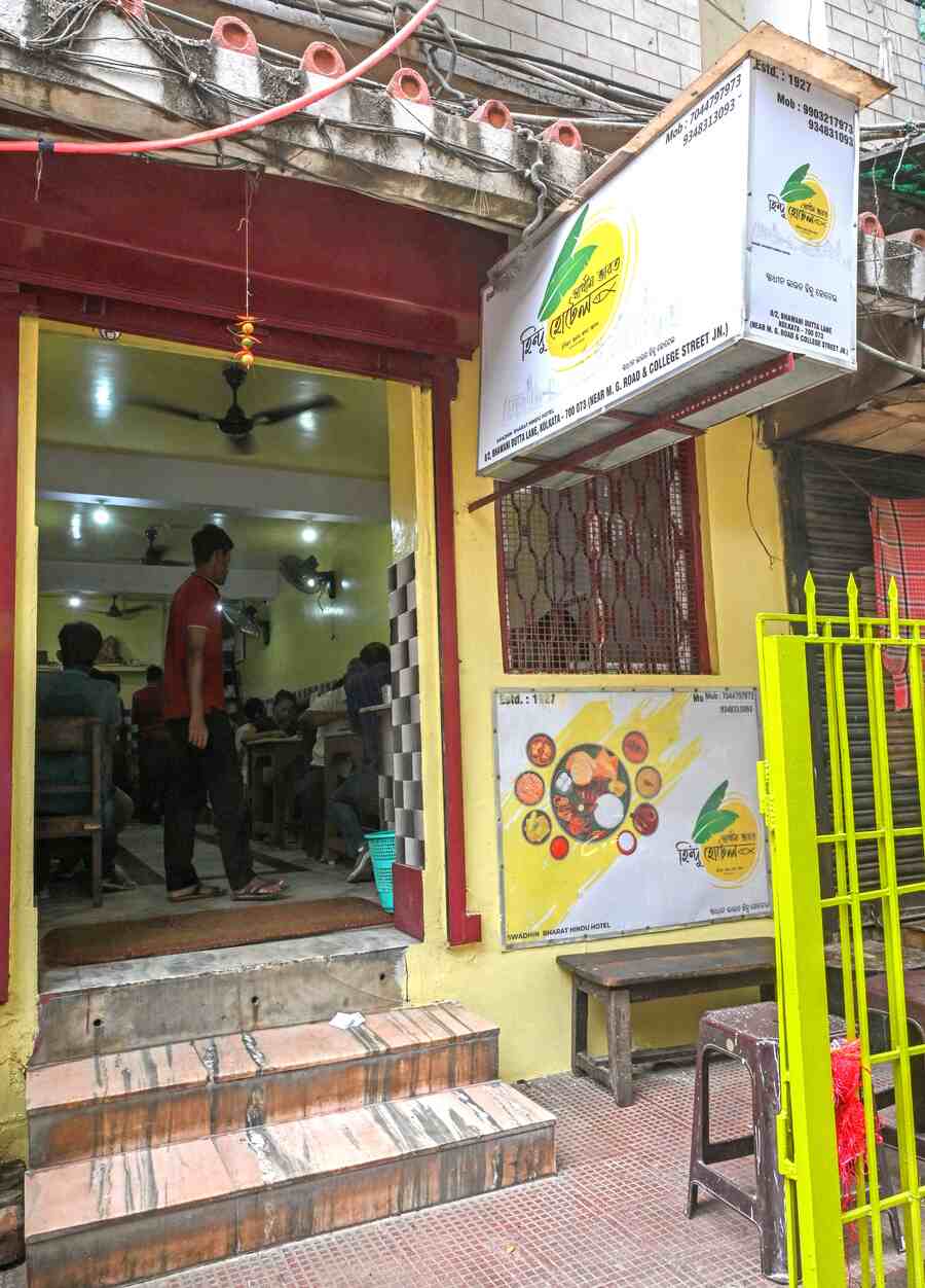 On a weekday afternoon, this eight-seater ‘Bhaat er’ hotel is packed with locals, students, and foodies lunching on ‘bhaat-maach-dal-sabji’. A queue of regulars and curious foodies await outside. No fancy plating or Instagrammable decor, what makes this hotel so special? 