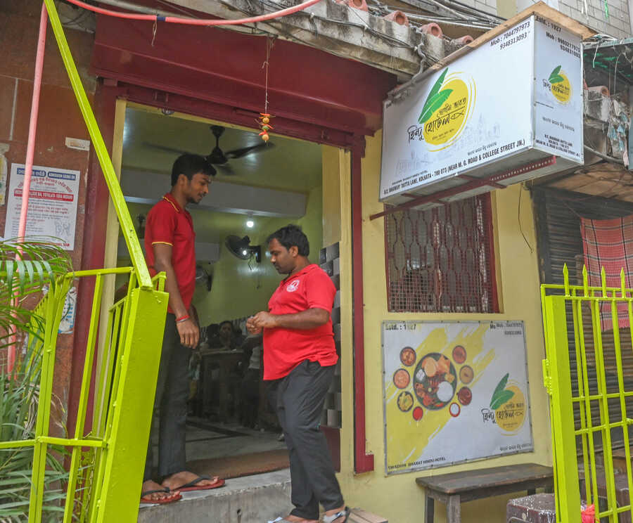 Nestled at the end of Bhawani Dutta Lane of College Street, Swadhin Bharat Hindu has been serving traditional dishes for more than 110 years. In 1914, Mon Gobindo Panda, a youth from Odisha started this hotel to serve simple and economic meals of rice and fish to the locals, especially students. Pre-Independence, it was called ‘Hindu Hotel’ 
