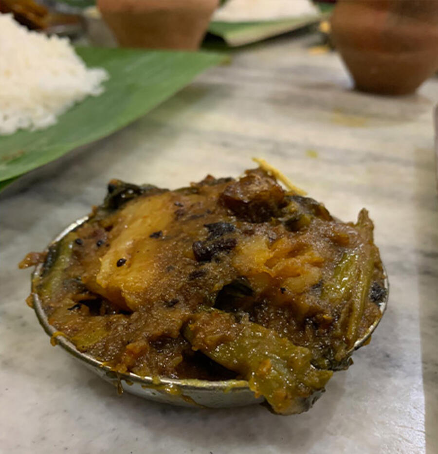 It is said that the ‘pui shak er chochchori’ was Netaji’s favourite during his Hindu College days and continues to be the most popular dish even today. ‘Swadhin’s ‘chochchori’ defies tradition by cooking the vegetables like ‘kosha’, rather than gently stirring them. This creates a dimension of caramelisation, making it less a symphony of flavours and more a robust and confident solo. No wonder it was our bravest and boldest leader’s favourite!’ says chef Auroni Mookerjee
