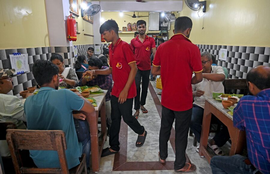 The pice hotel is thriving despite no delivery app tie-ups. It celebrates days like Independence Day and Netaji’s birthday with free food services. Recently, it received the INTACH Heritage Culinary Recognition Blue Plaque by the Kolkata chapter. Places like Swadhin Bharat Hindu Hotel add to the rich history of Kolkata’s culinary heritage