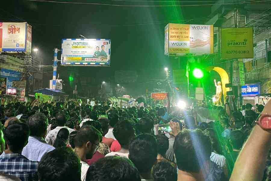 Waves of people hit the busy Sonarpur junction to demand justice
