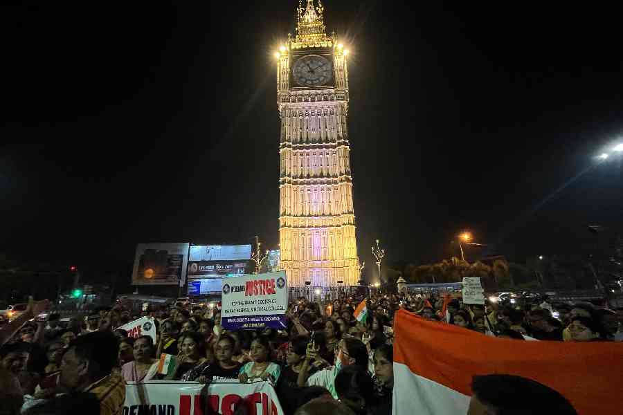 Hundreds gather around the 'Big Ben' at Lake Town, Kolkata