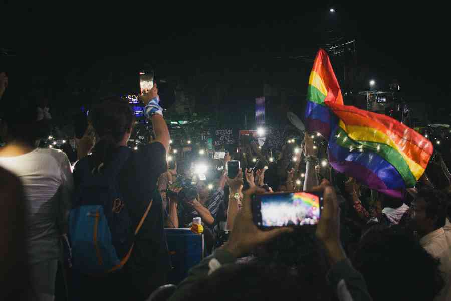 Hundreds of protestors occupy the Jadavpur 8B bus stand