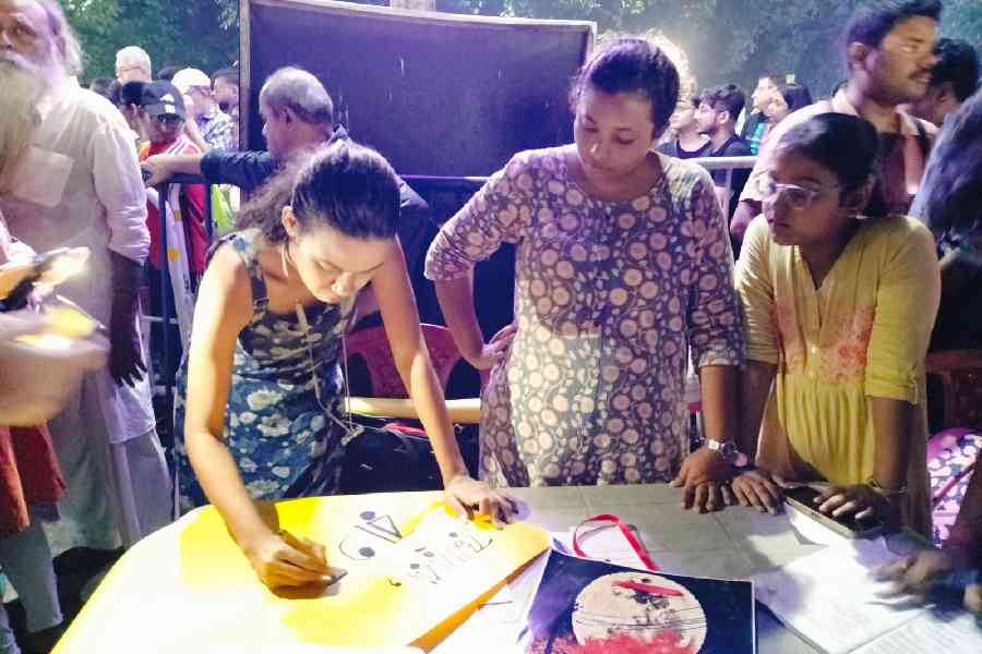 Teen school goers participating in the protest at Academy of Fine Arts