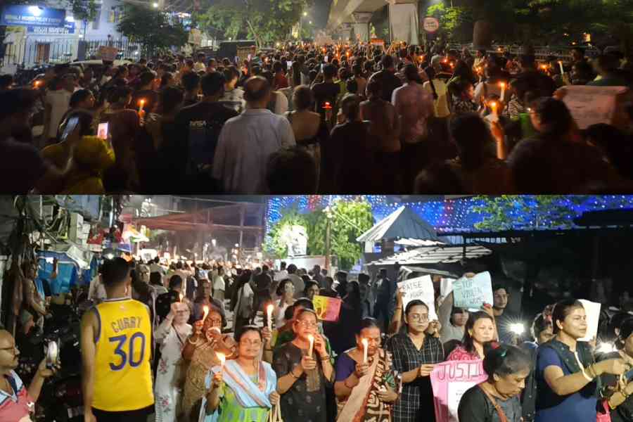 Protestors march along the Diamond Harbour Road near Parnasree, Behala