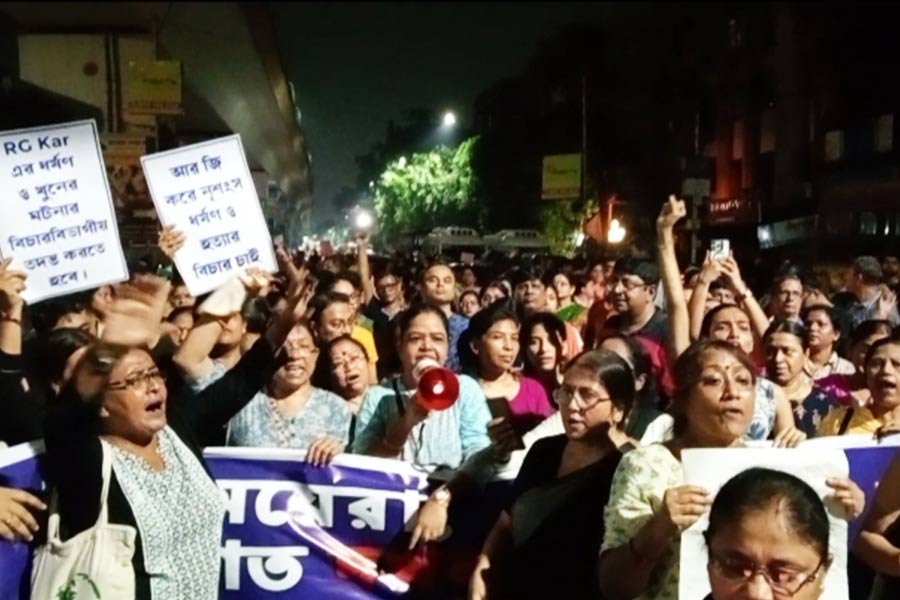 Men and women protest in solidarity over the incident at RG Kar Hospital