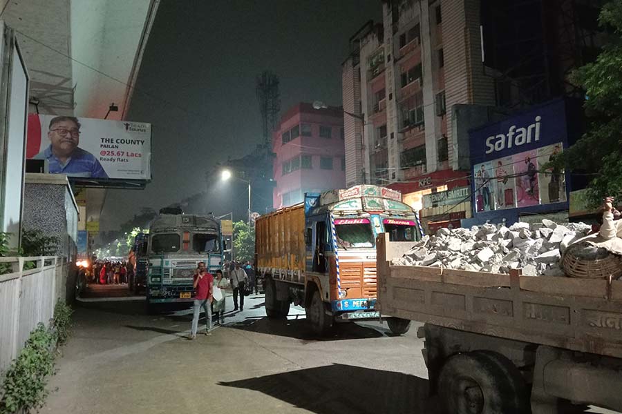 Several trucks were stopped for hours on the DH Road in Sakherbazar, Behala