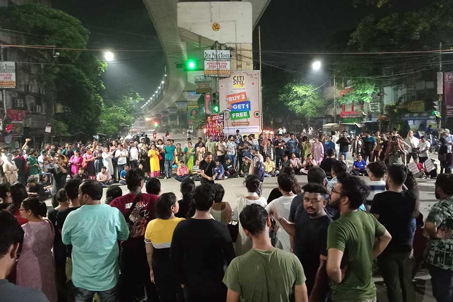 The crowd at Sakherbazar crossing