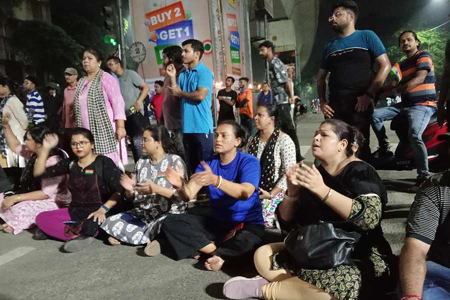 Women sat at Sakherbazar crossing in circle and chanted slogans