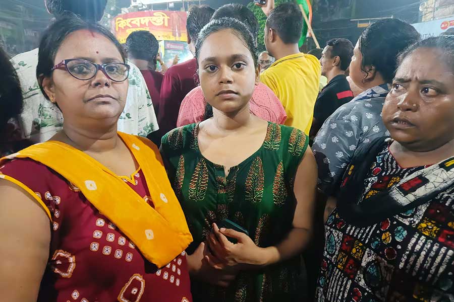 16 year old Falguni Pal accompanied by her Mother and maternal aunty at the Shyambazar 5 point crossing protest