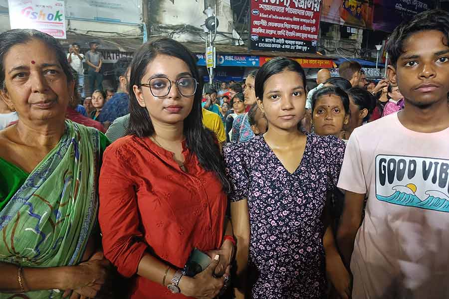 Anindita Patra (second from the left) accompanied by her family at the Shyambazar 5 point crossing protest