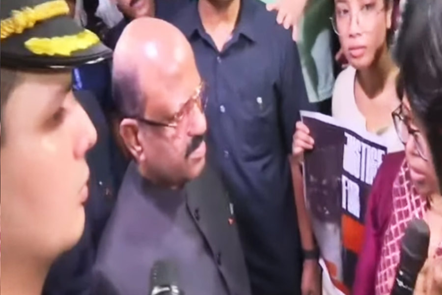 Bengal Governor visits RG Kar Medical College and Hospital; meets agitating junior doctors