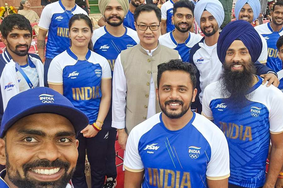  Union Minister Kiren Rijiju with Paris Olympics medallists; shooters Manu Bhaker, Sarabjot Singh and Swapnil Kusale, wrestler Aman Sehrawat and the Indian men's hockey players, during the 78th Independence Day celebration at the Red Fort, in New Delhi, Thursday, Aug. 15, 2024. 