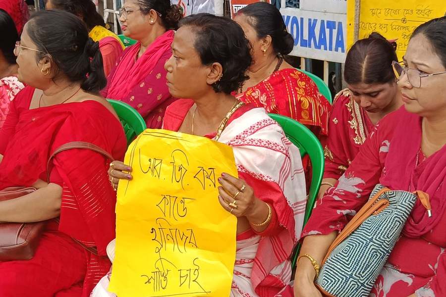 Today West Bengal Pradesh Mahila Congress protested at Shyambazar Paanch Maatha More near R G Kar Medical College & Hospital