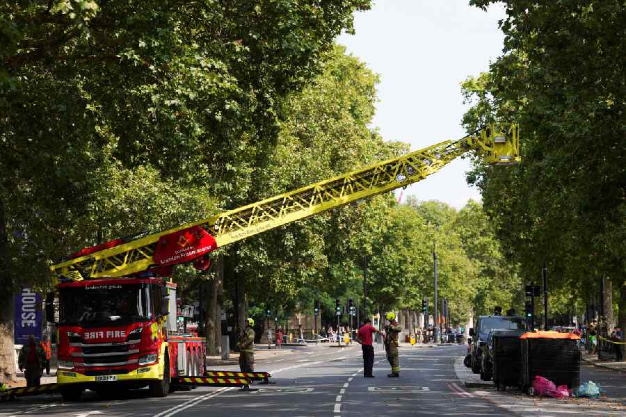 Somerset house | Massive fire engulfs Somerset House roof, 100 ...