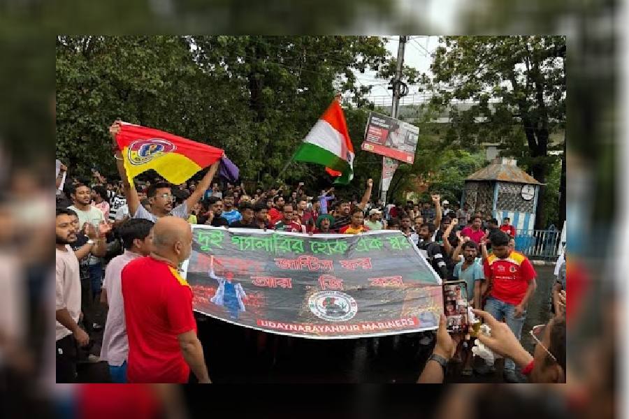 Football fans join doctors' protests