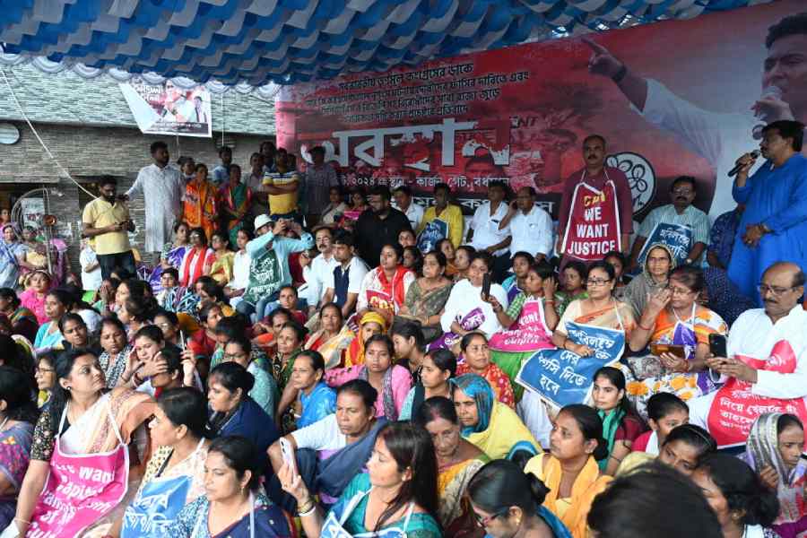 Trinamool Congress supporters hold a dharna near the Curzon Gate in Burdwan on Sunday demanding justice for the junior doctor.