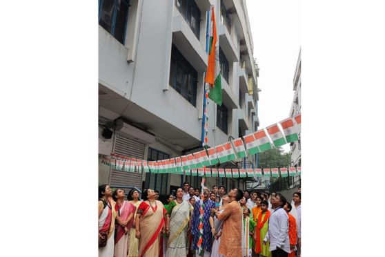 The national flag was hoisted followed by the national anthem, patriotic songs, recitation, dance and speeches. On this day of immense pride and joy for all Indians, a poem ‘Amar Desh’ was recited, paying tribute to our Motherland. Otho go Bharato Lokkhi – a call to awaken the spirit of Mother India resonated deeply within the hearts of all.