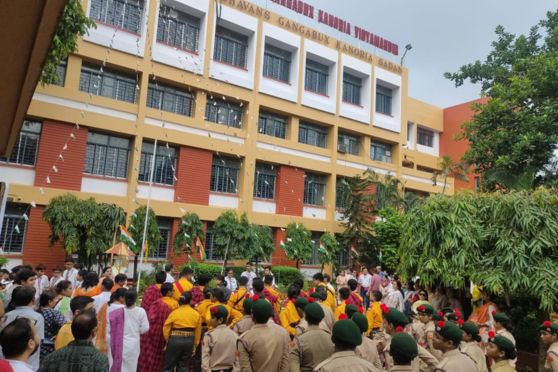 On 15th August 2024, Bhavan’s Gangabux Kanoria Vidyamandir commemorated the 78th Independence Day with great enthusiasm. The day began with Prabhat Pheri led by the school pipe band, followed by students who hummed patriotic songs as they walked around the locality early in the morning, reawakening the spirit of patriotism among the residents. 