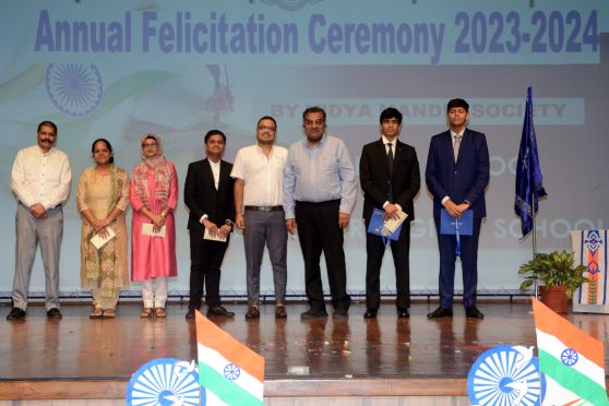 After the formal proceedings, everyone gathered in the auditorium for a series of cultural performances, each a heartfelt tribute to the nation. The programme commenced with a stirring choir performance by students from Sushila Birla Girls’ School, who presented a captivating medley of patriotic songs that deeply resonated with the audience. This was followed by a moving documentary on the Kargil War, showcasing the sacrifice and valour of India’s brave soldiers. 