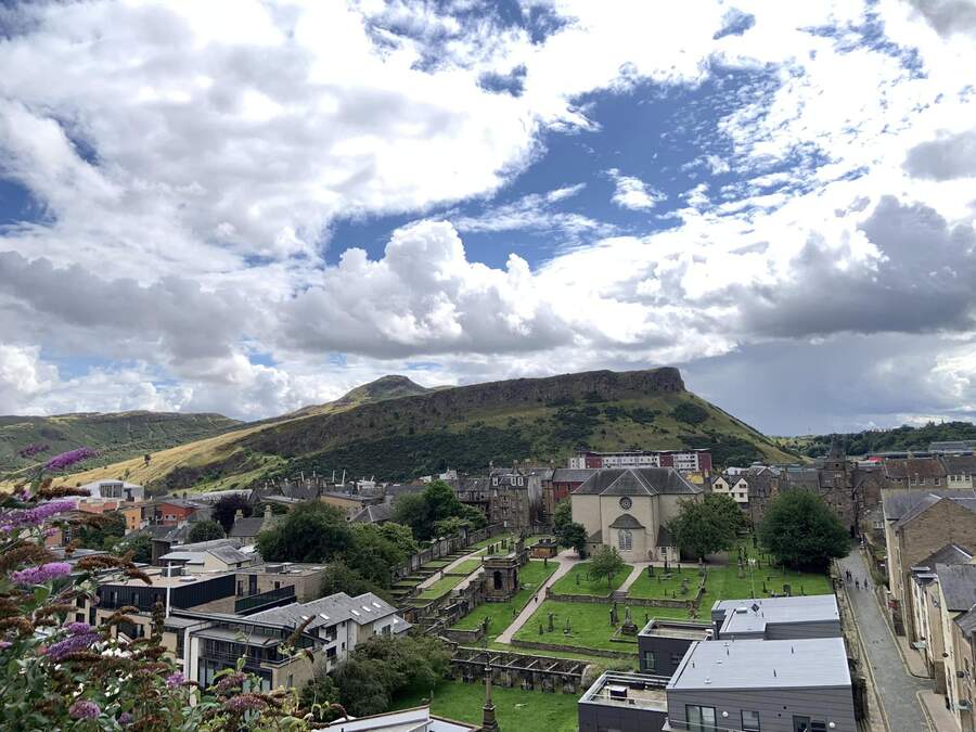 Edinburgh (Scotland) 2023 Arthur's Seat is the main peak of an ancient extinct volcano overlooking the city of Edinburgh. It's a great site for hikers, but unfortunately, I didn't find the opportunity to hike up the rock during my two-week stay in the Scottish capital. But I like the idea of not doing everything at one go in a place. It makes me want to go back