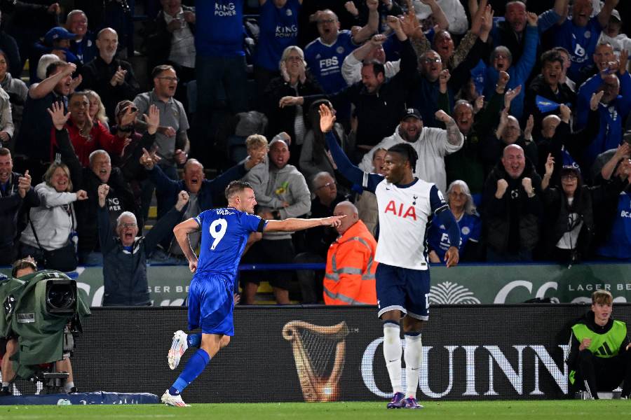 Jamie Vardy celebrates after scoring against Tottenham