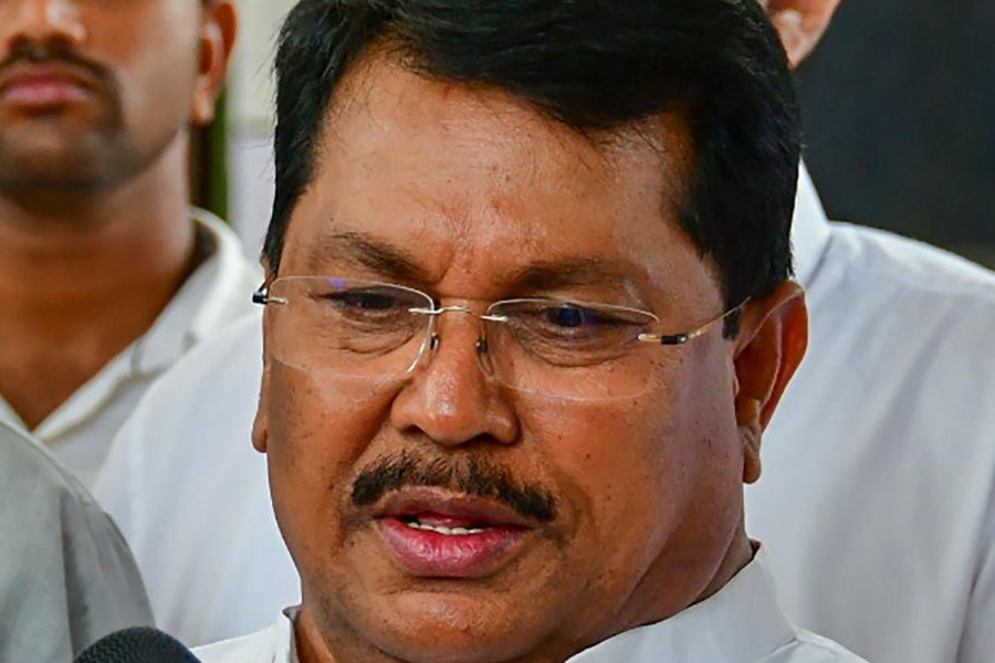 Leader of Opposition in the Maharashtra assembly Wadettiwar on Tuesday alleged that the parents of a girl who was sexually abused at a school in Badlapur were made to sit at the police station for 11 hours to file their complaint. 