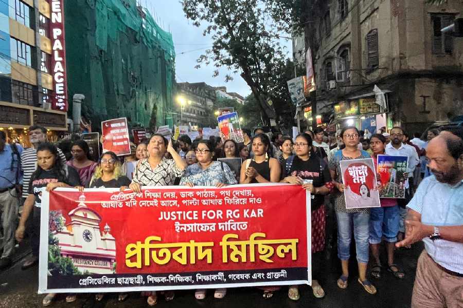 Presidency University students, faculty and alumni rally from University gates to Shyambazar