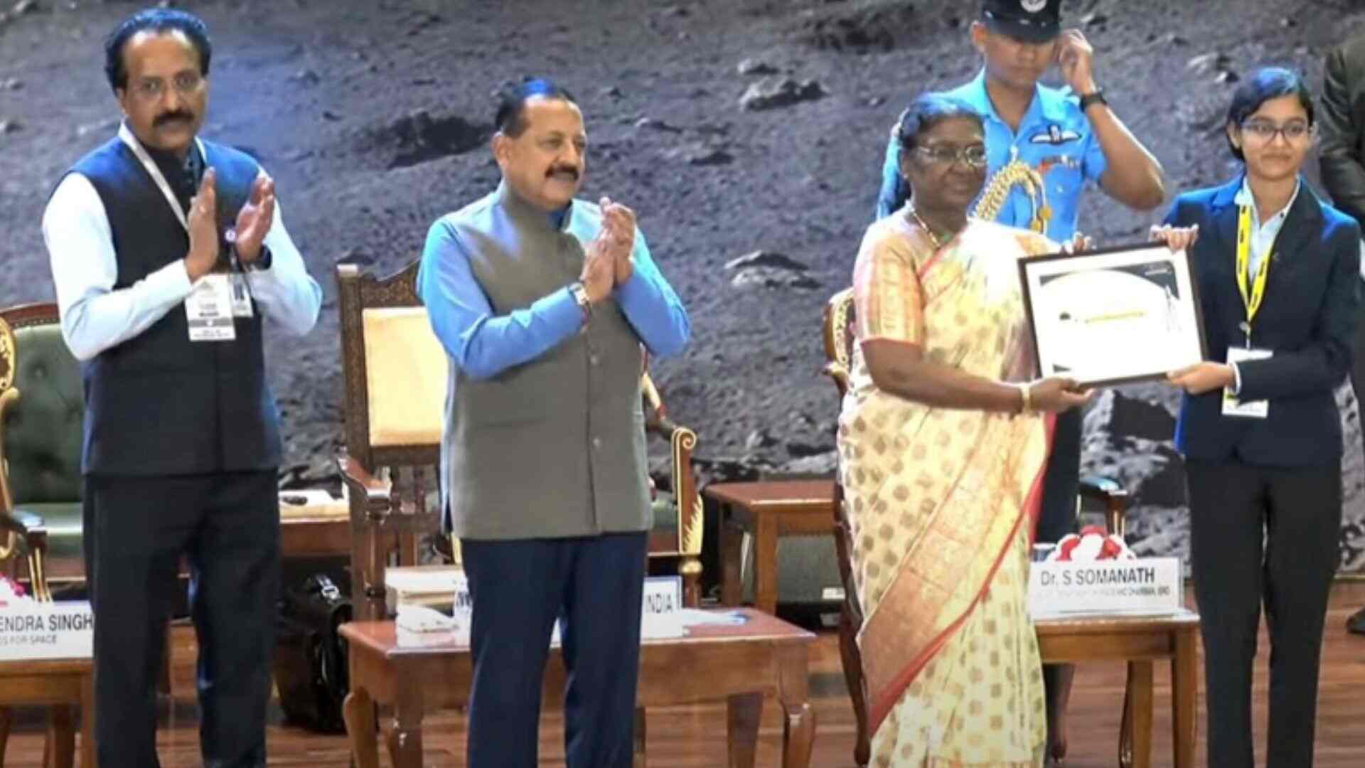 Snigdha Paul receiving the certificate of appreciation from Honourable President of India on National Space Day 2024.