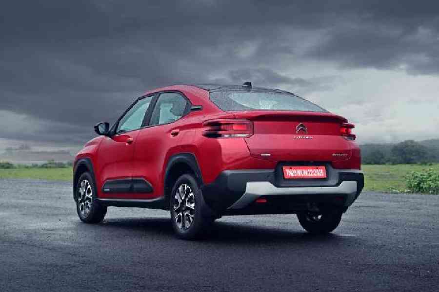 From the back the fastback style roof sloping down to the end of the SUV looks quite cool